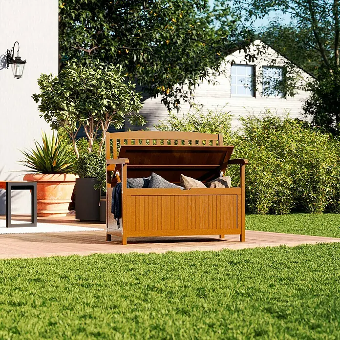 Sunfun Diana Gartenbank - L x B x H: 107 x 57 x 90 cm, Eukalyptus - Bild eines geöffneten Holzbanktruhe im Freien, die zur Aufbewahrung von Gartenutensilien und Kissen dient und gleichzeitig Sitzgelegenheit bietet.