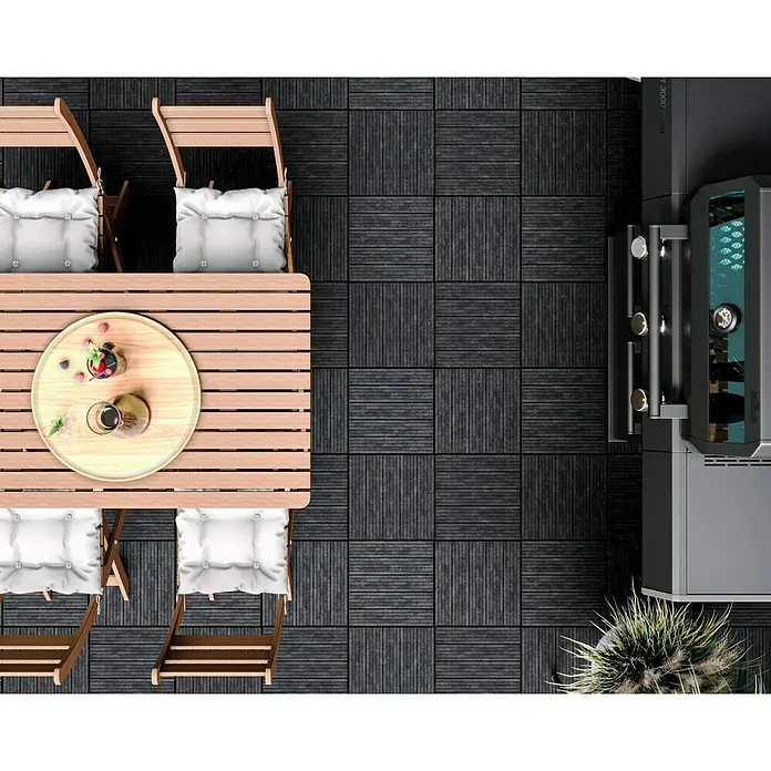 Klickfliese Cosmopolitan - Kunststoff, 30 x 30 x 1,5 cm, Stahlgrau, 6 Stk. - Dachansicht einer Terrasse mit Holztisch, Stühlen mit Kissen und einem Getränketablett, neben einem stilvollen Kühlschrank und einer Pflanze.