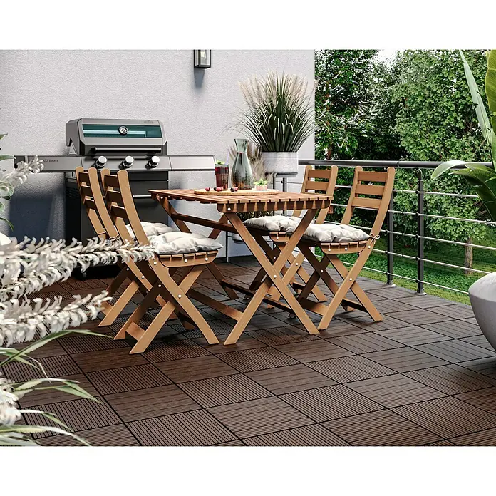 Klickfliese Cosmopolitan - Kunststoff, 30 x 30 x 1,5 cm, Coffee, 6 Stk. - Ein gemütlicher Außenbereich mit einem Holztisch-Set, ideal für entspannte Stunden im Freien mit Grill und Pflanzen.