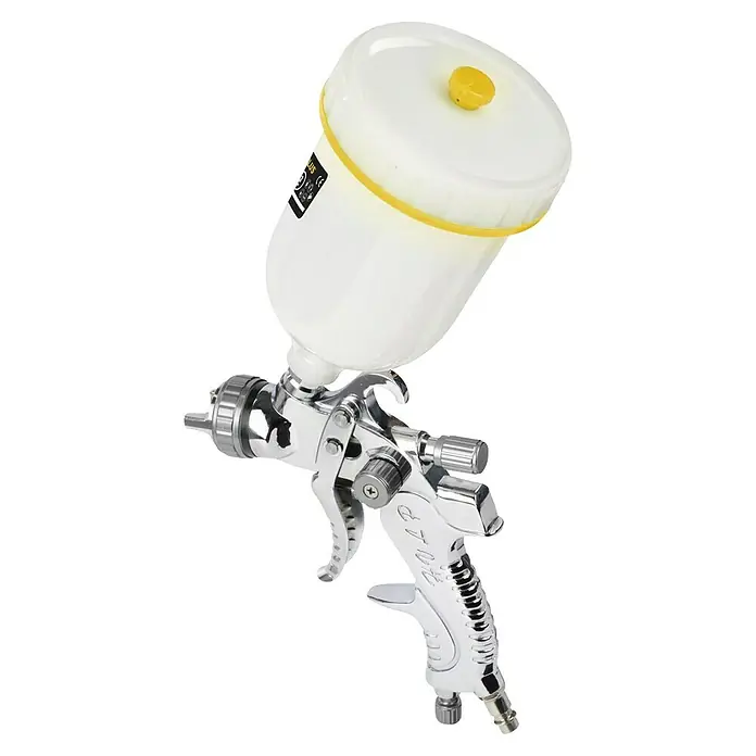 PowerPlus Pistola de pintura neumática POWAIR0109 - Presión de funcionamiento: 3 bar, Volumen de recipiente: 600 ml - Una toma detallada de una pistola de pulverización HVLP, diseñada para aplicaciones de pintura profesional.