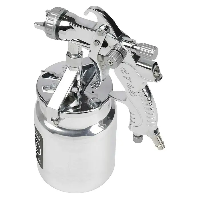 PowerPlus Pistola de pintura neumática POWAIR0110 - Presión de funcionamiento: 3 bar, Volumen de recipiente: 1.000 ml - Primer plano de una pistola de pintura de color plateado con un recipiente. Perfecto para aplicar pinturas y lacas a las superficies.