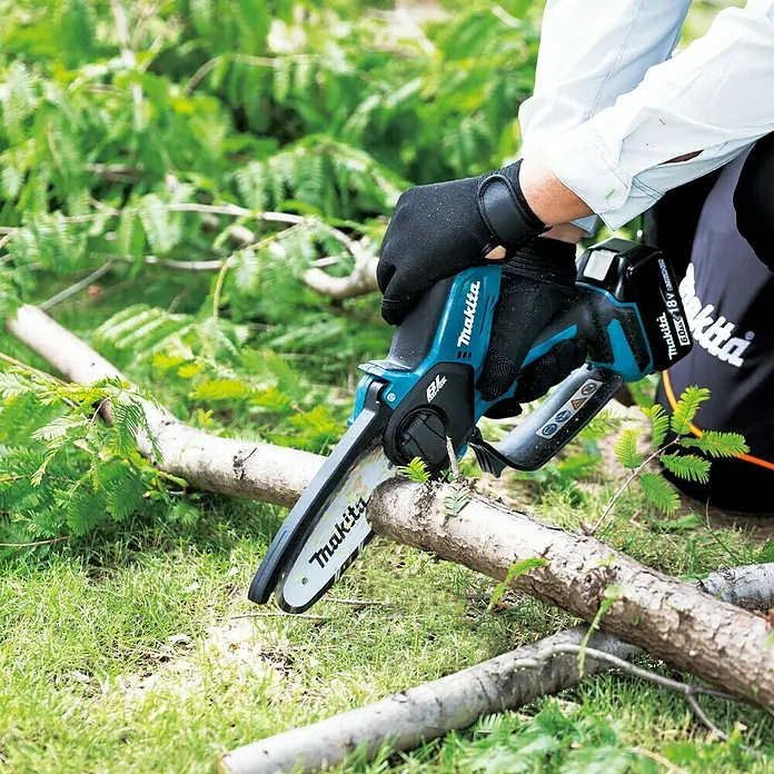 Makita LXT 18V Akku-Astsäge DUC150Z - 18 V, Li-Ionen, Ohne Akku, Schwertlänge: 15 cm - Akkubetriebene Makita-Kettensäge beim Schneiden eines Astes im Freien, ideal für Gartenarbeiten. Kompaktes Design für einfache Handhabung.