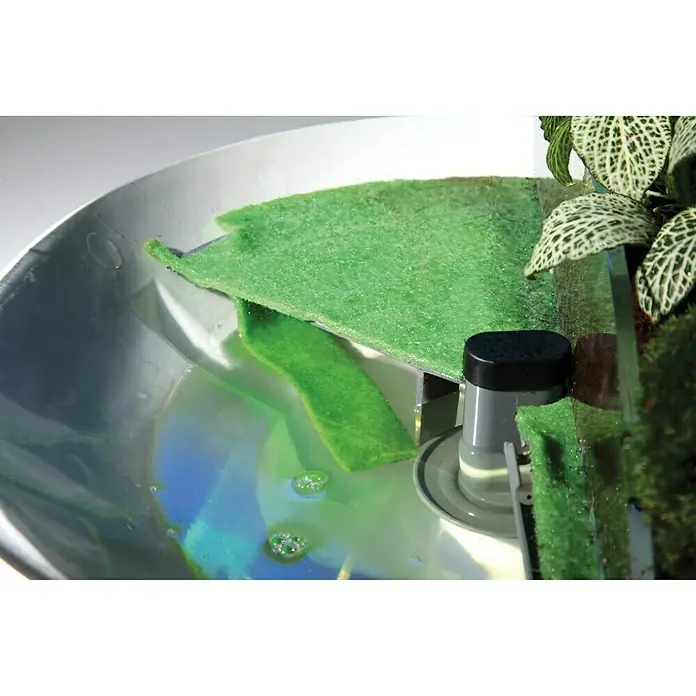 biOrb Terrarium AIR - Ø x H: 51,2 x 57,8 cm, 60 l, Weiß, Kunststoff - Nahaufnahme eines Aquariums mit einer grünen Filtermatte, einer Wasserpumpe und einer dekorativen Pflanze.