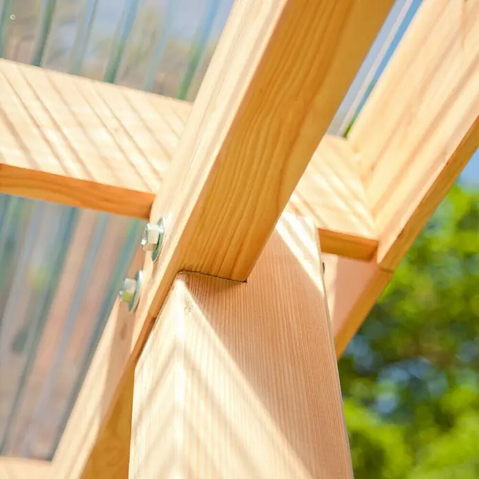 Kiehnholz Carport - Außenmaß inkl. Dachüberstand (B x T): 304 x 510 cm, Holz, Carport geeignet für: PKWs - Nahaufnahme einer Holzkonstruktion mit sichtbaren Schrauben und klaren Linien, die die Stabilität und das Handwerk hervorheben.
