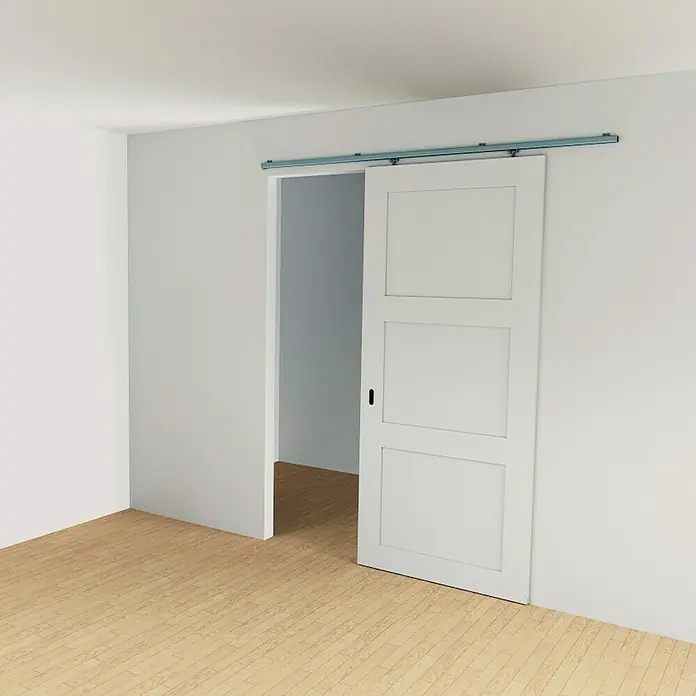 HBS Betz Zimmerschiebetürbeschlag - Länge: 155 cm, Traglast: 40 kg - Eine moderne Schiebetür in Weiß mit Paneelen, die teilweise geöffnet ist und den Blick in einen anderen Raum freigibt.