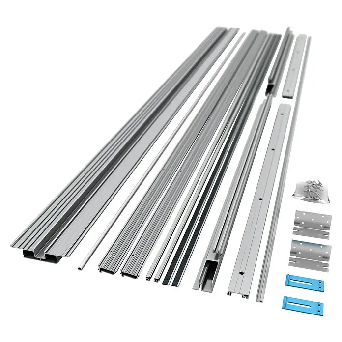 Entravia Spachtellaibung CW100/150 - Glasschiebetüren, 1-flügelig, Passend für: Entravia Simple-Pocket Schiebetürsystem - Sortiment aus silbernen Aluminiumprofilen, Schrauben, Scharnieren und blauen Kunststoffclips, Komponenten für ein Schiebesystem.