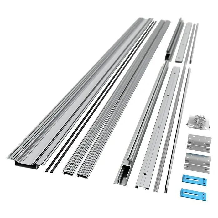 Entravia Spachtellaibung CW75/125 - Holzschiebetüren, 1-flügelig, Passend für: Entravia Simple-Pocket Schiebetürsystem - Verschiedene silberfarbene Aluminiumprofile, Schienen, Schrauben, Scharniere und blaue Kunststoffteile für eine Systemmontage.