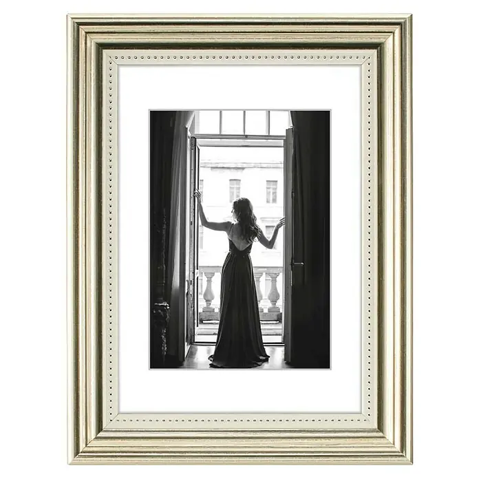 Hama Kunststoffrahmen Vienna - 30 x 40 cm, Silber - Verzierte, hellfarbige Bilderrahmen im klassischen Design, mit einem Schwarz-Weiß-Foto einer Frau auf einem Balkon.