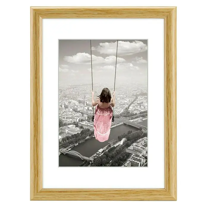 Hama Kunststoffrahmen Swing - 40 x 50 cm, Natur - Bilderrahmen aus hellem Holz mit weißem Passepartout, der ein Foto zeigt.