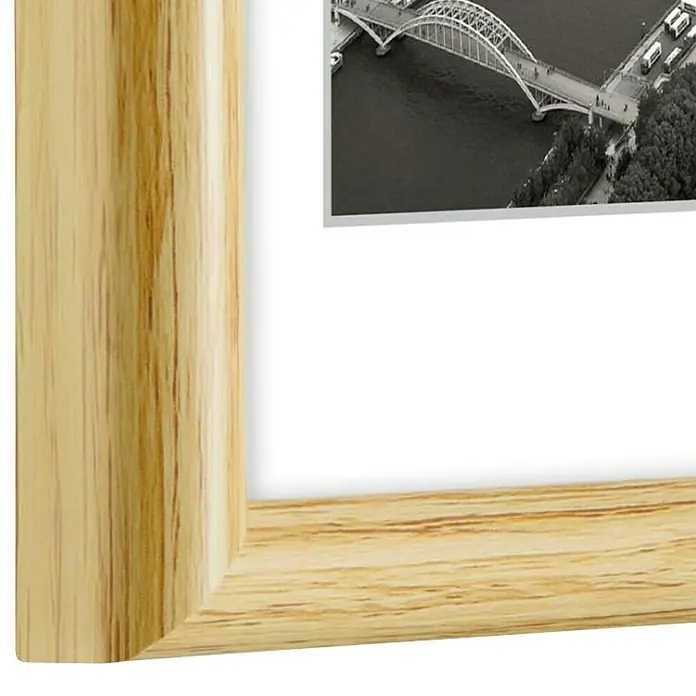 Hama Kunststoffrahmen Swing - 40 x 50 cm, Natur - Nahaufnahme eines Holzbilderrahmens mit einem Schwarz-Weiß-Foto einer Brücke, der eine warme und natürliche Ästhetik verleiht.