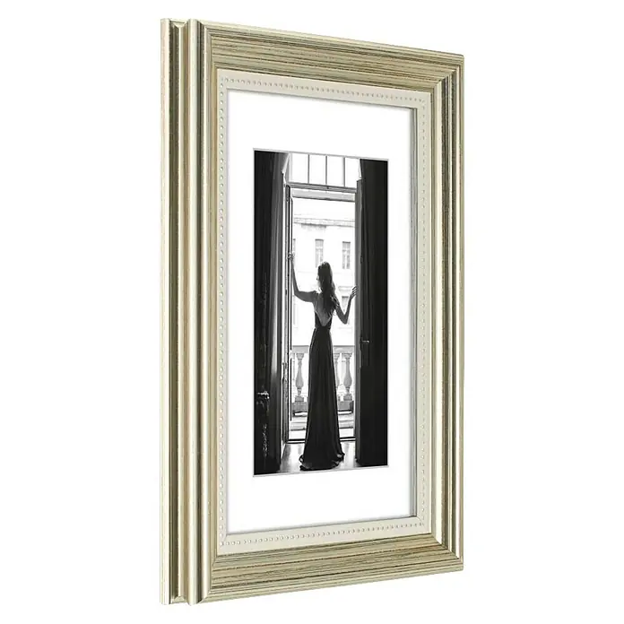 Hama Kunststoffrahmen Vienna - 30 x 40 cm, Silber - Heller, patinierter Bilderrahmen mit Perlenleiste und weißem Passepartout, der ein Schwarz-Weiß-Foto einer Frau in einer Türöffnung zeigt.