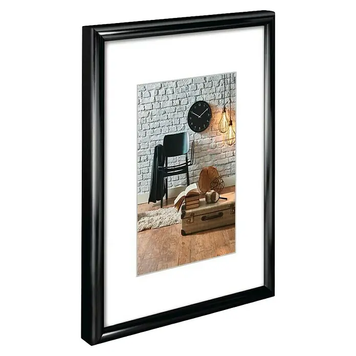 Hama Kunststoffrahmen Sevilla - 50 x 70 cm, Schwarz - Schlanker schwarzer Bilderrahmen mit weißem Passepartout, der ein Interieurfoto zeigt.