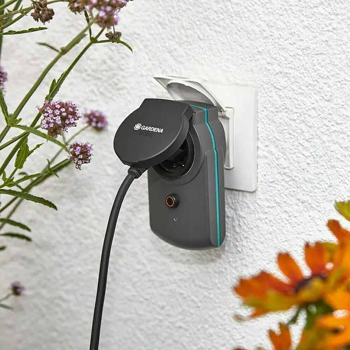 Gardena Smart system Zwischenstecker - Passend für: Einbindung von elektrischen Geräten in das Gardena smart system - Das Gardena Smart Power Set ist an einer Außenwand montiert und liefert Strom für den Garten. Die smarte Steckdose ist wetterfest.