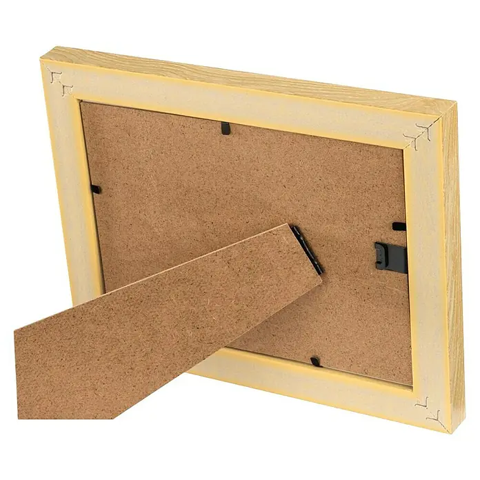 Hama Kunststoffrahmen Rustic - 13 x 18 cm, Eiche - Rückseite eines hellen Holzbilderrahmen mit braunem MDF-Aufsteller und schwarzen Halteklammern.