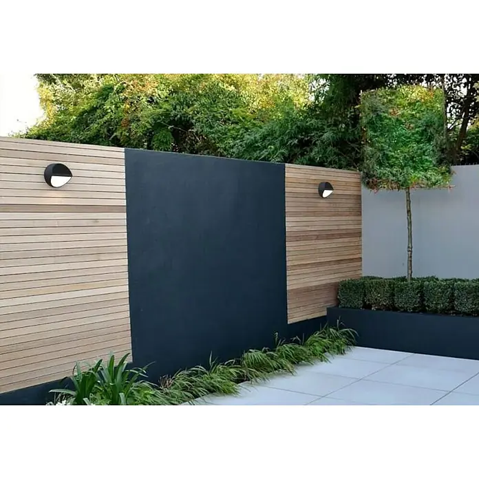 Lavida Solar-Außenwandleuchte - 5 W, L x B x H: 9,7 x 20 x 20 cm, Schwarz, IP54, 500 lm - Moderne Gartengestaltung mit stilvoller Holzwand, integrierten Leuchten und elegantem, dunkelblauem Akzent. Ein Hingucker für jeden Garten.