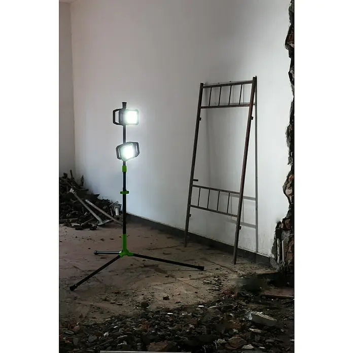 Profi Depot LED-Akkustrahler 2 in 1 - 20 W, 5.600 lm, 6.500 K, 12,7 x 12,7 x 330 cm, IP54 - Doppelte LED-Baustellenleuchte mit Stativ, ideal für Ausleuchtung bei Renovierungsarbeiten.