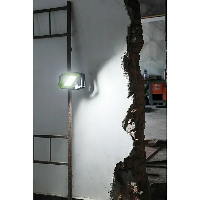 Profi Depot LED-Akkustrahler 2 in 1 - 20 W, 5.600 lm, 6.500 K, 12,7 x 12,7 x 330 cm, IP54 - Helle Arbeitsleuchte wirft Licht auf eine beschädigte Wand. Die robuste Leuchte sorgt für gute Sicht bei Bauarbeiten und Reparaturen.
