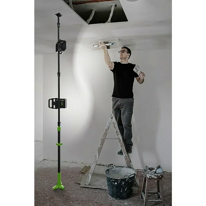 Profi Depot LED-Akkustrahler 2 in 1 - 20 W, 5.600 lm, 6.500 K, 12,7 x 12,7 x 330 cm, IP54 - Der Bauarbeiter auf der Leiter verwendet die Teleskop-Baulampe für Ausbauarbeiten und um eine Baustelle gut auszuleuchten.
