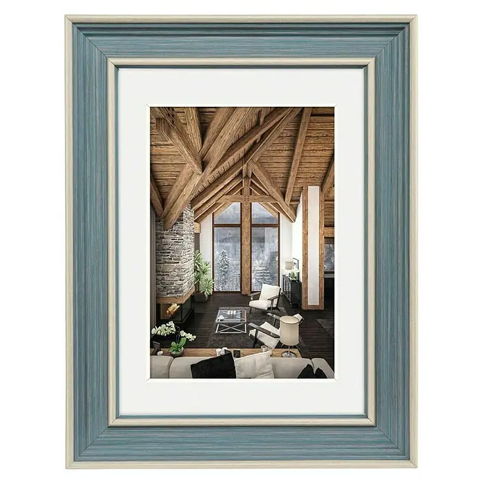 Hama Kunststoffrahmen Rustic - 13 x 18 cm, Grau/Blau - Blaugrauer Holzbilderrahmen mit cremefarbener Innenleiste und weißem Passepartout, zeigt ein rustikales Wohnzimmerbild.