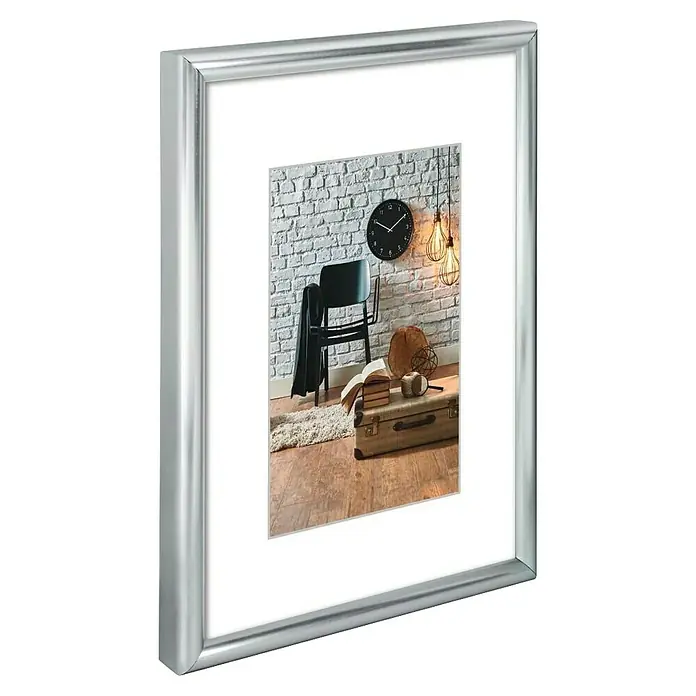 Hama Kunststoffrahmen Sevilla - DIN A3 / 29,7 x 42 cm, Silber - Silberner Bilderrahmen mit weißem Passepartout, der ein Lifestyle-Bild zeigt.