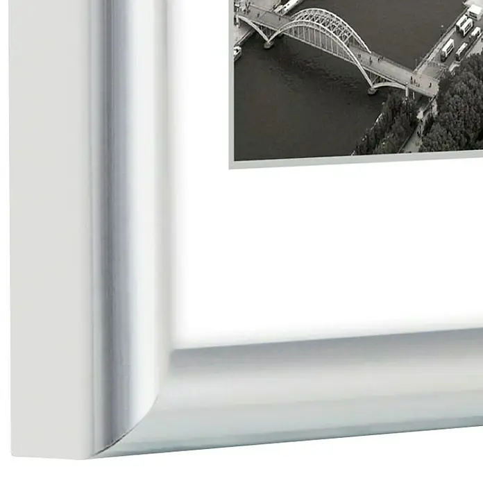 Hama Kunststoffrahmen Swing - 15 x 20 cm, Silber - Nahaufnahme einer gerahmten Fotografie mit einem Brückenmotiv, ideal für moderne Wanddekorationen und stilvolle Raumgestaltung.