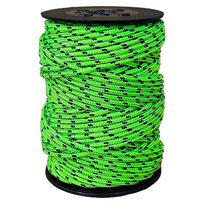 Cuerda - 3 mm x 50 m, Poliéster, Verde/Negro - Carrete de cuerda verde brillante con detalles negros, enrollada de forma ajustada y ordenada. Ideal para actividades al aire libre y proyectos de manualidades.