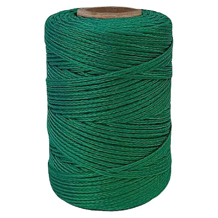 Cuerda 8842 - 2 mm x 100 m, Plástico, Verde - Primer plano de un carrete de hilo de bramante verde esmeralda, ideal para manualidades, envoltorios y proyectos decorativos que añaden un toque natural.
