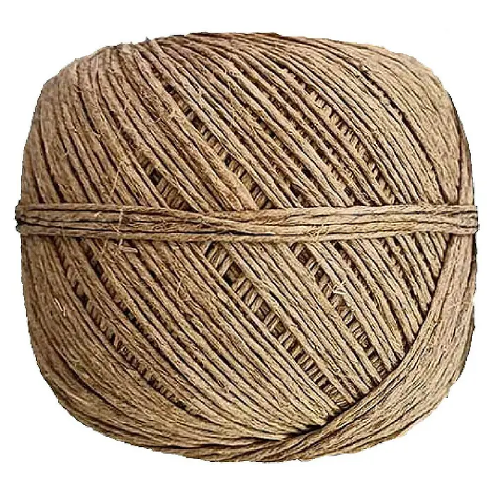 Ovillo de cordel de lino 5 - Materiales naturales - Primer plano de una bola de hilo rústico marrón natural, atada en el centro con una banda.