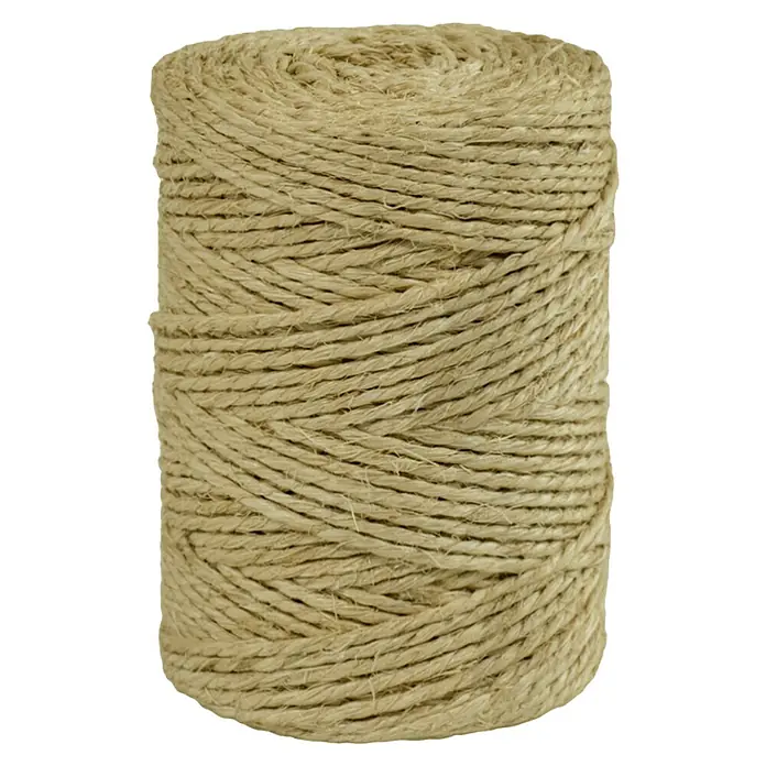 Cuerda - Masa neta: 750 g, Materiales naturales, 3 cabos - Primer plano de un rollo de bramante de yute marrón y grueso, perfecto para decoraciones rústicas y trabajos manuales duraderos.