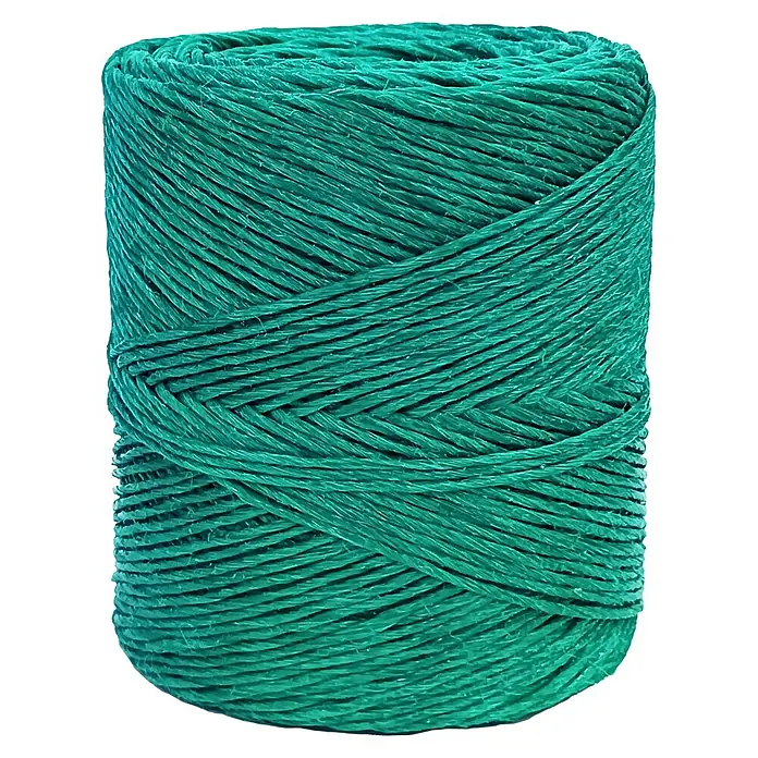Cuerda - 2,3 mm x 450 m, Plástico, Verde, Carga soportada: 60 kg - Primer plano de un carrete de hilo verde, mostrando la textura y el color del hilo. Ideal para proyectos de artesanía o como elemento decorativo.