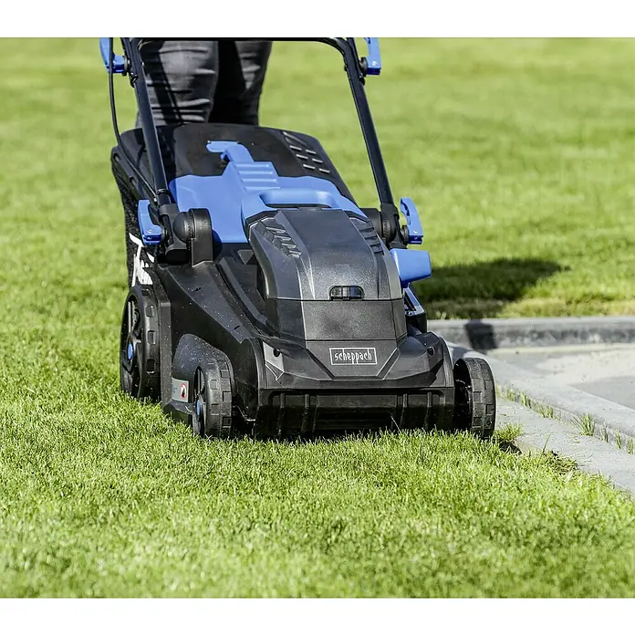 Scheppach IXES 20V Cortacésped de batería BC-MP380-X - 40 V, 2 baterías, 4 Ah, Ancho de corte: 38 cm - Un cortacésped Scheppach azul y negro sobre un césped verde. El cortacésped se ve afilado y listo para cortar.