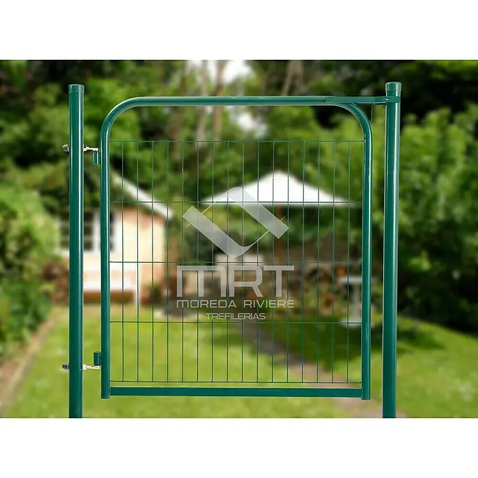 Puerta de valla Eco - 100 x 120 cm, Verde, Metal - Primer plano de una puerta de valla metálica verde, que delimita una zona de jardín, con el logotipo "MRT MOREDA RIVIERE TREFILERIAS".