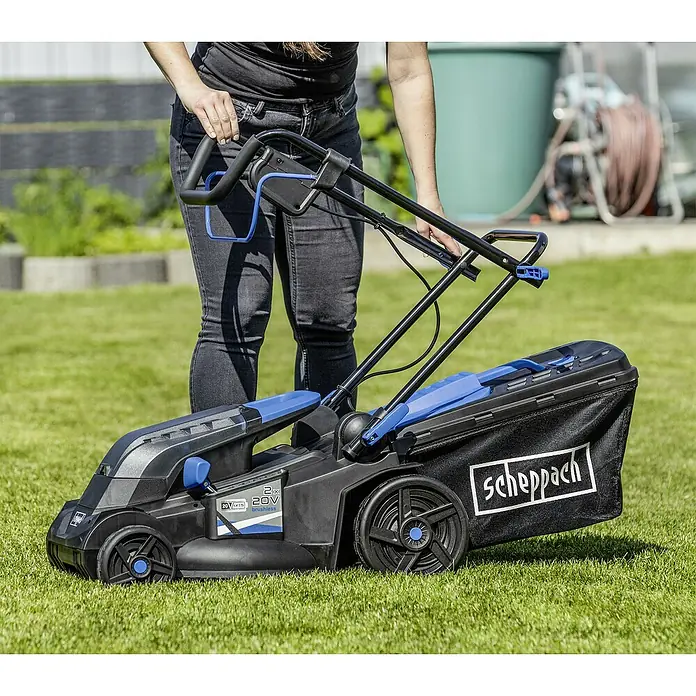 Scheppach IXES 20V Cortacésped de batería BC-MP380-X - 40 V, 2 baterías, 4 Ah, Ancho de corte: 38 cm - Una mujer utiliza un cortacésped inalámbrico Scheppach con un recogedor de césped sobre un césped verde.