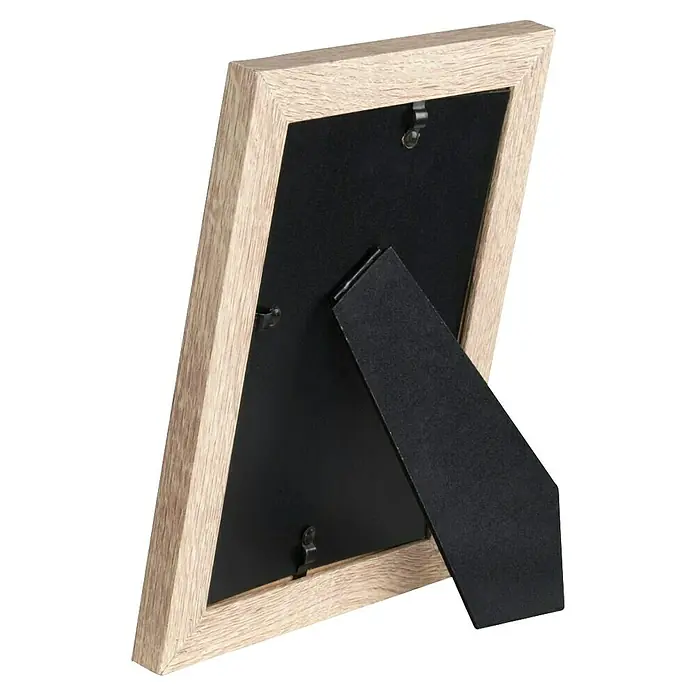 Hama Holzrahmen Falun - 13 x 18 cm, Eiche - Rückseite eines hellen Holzbilderrahmen mit schwarzer Rückwand, Metallklammern und schwarzem Aufsteller.