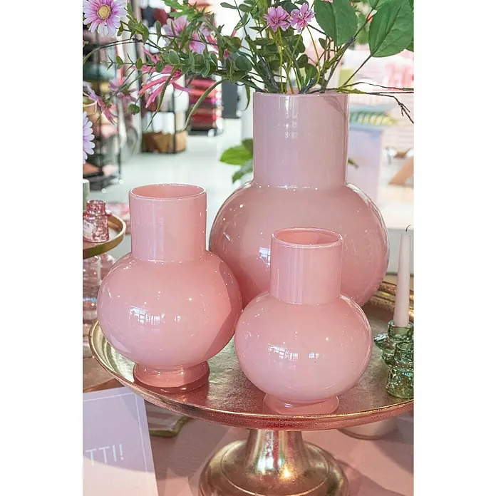 Vase Deborah - Ø x H: 31 x 39 cm, Glas, Rosa - Drei rosafarbene Glasvasen unterschiedlicher Größe auf einem goldenen Displayständer.