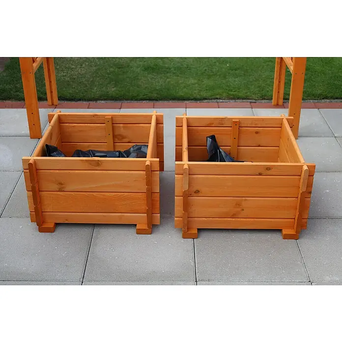 Promadino Pflanzkasten Bamberg - Außenmaß (L x B x H): 52 x 52 x 32 cm, Holz, Honigbraun - Zwei hölzerne Pflanzkästen mit schwarzer Auskleidung stehen auf einem gepflasterten Bereich, teilweise unter einem Holzrahmen.