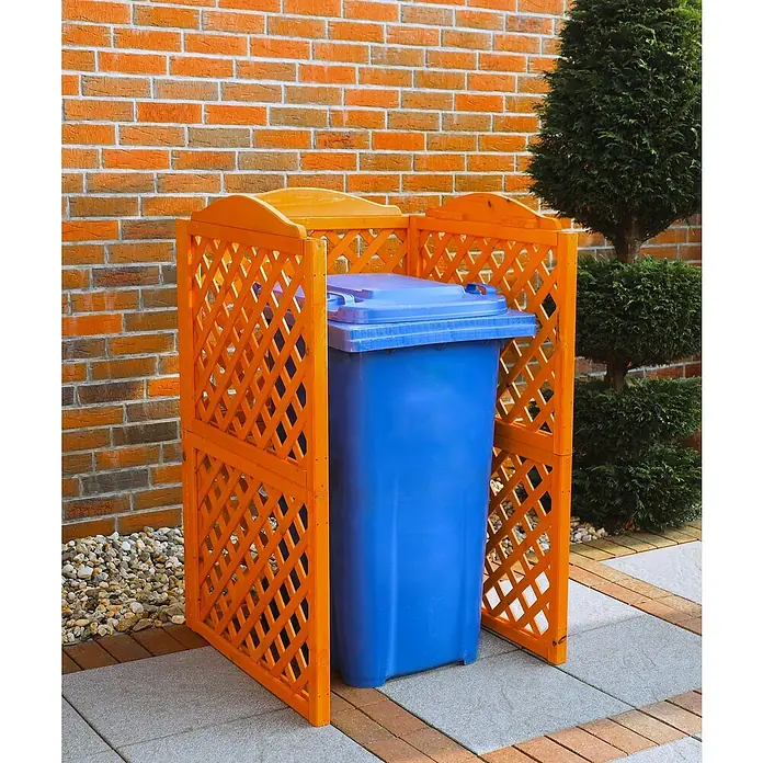 Promadino Mülltonnenbox Verkleidung Rex - 78,5 x 86,5 x 128 cm, Honigbraun - Ein blauer Müllcontainer steht auf einer Terrasse in einem orangefarbenen, dekorativen Mülltonnenunterstand vor einer Backsteinmauer.