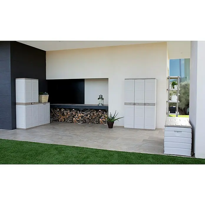 Plastiken Titanium Armario multiusos de plástico - L x An x Al: 44 x 105 x 176 cm, Número de puertas: 3 ud., Beige - Varios armarios de almacenamiento exteriores blancos y un banco, ideales para organizar herramientas de jardín y accesorios.