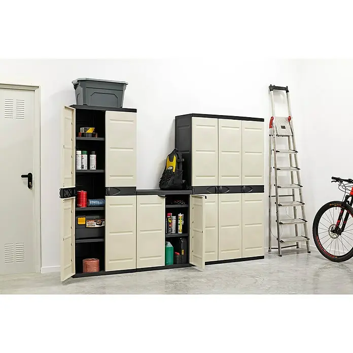 Plastiken Titanium Armario multiusos de plástico - L x An x Al: 44 x 105 x 176 cm, Número de puertas: 3 ud., Gris/Negro - Un garaje con armarios de plástico de varios tamaños, una escalera y una bicicleta. ¡Solución de almacenamiento práctica!