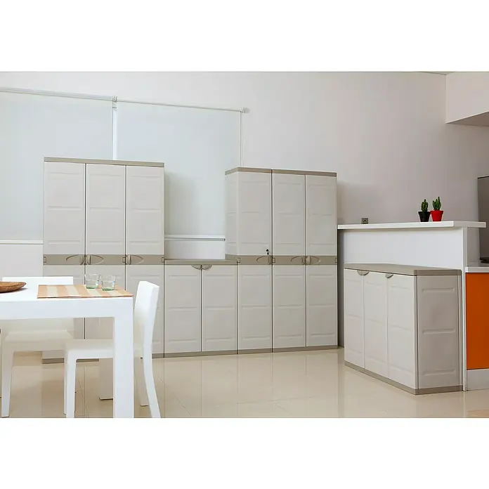 Plastiken Titanium Armario multiusos de plástico - L x An x Al: 44 x 105 x 176 cm, Número de puertas: 3 ud., Beige - La imagen muestra una serie de armarios de plástico en una habitación luminosa, ideales para el almacenamiento interior.