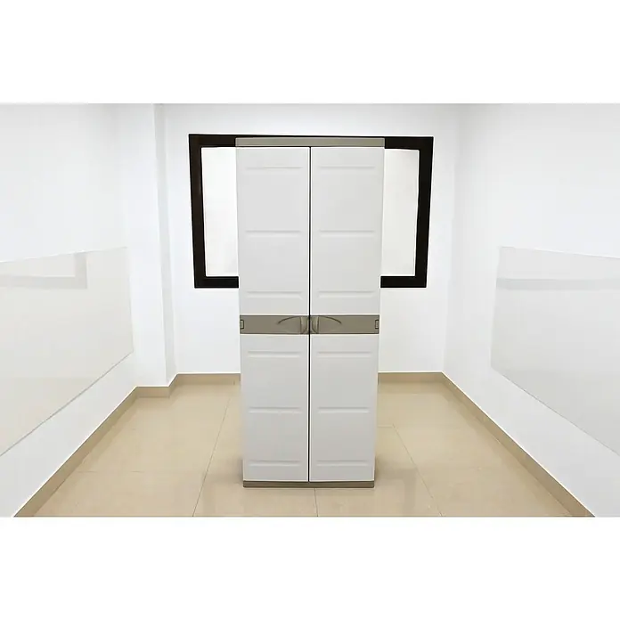 Plastiken Titanium Armario multiusos de plástico - L x An x Al: 44 x 70 x 176 cm, Número de puertas: 2 ud., Beige - Un armario de plástico de dos puertas en una habitación luminosa. El armario es blanco con manijas grises y está frente a una ventana.
