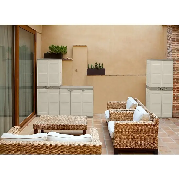 Plastiken Titanium Armario multiusos de plástico - L x An x Al: 44 x 105 x 176 cm, Número de puertas: 3 ud., Beige - Un patio con sofás de ratán, una mesa y armarios de plástico beige para soluciones de almacenamiento exterior.