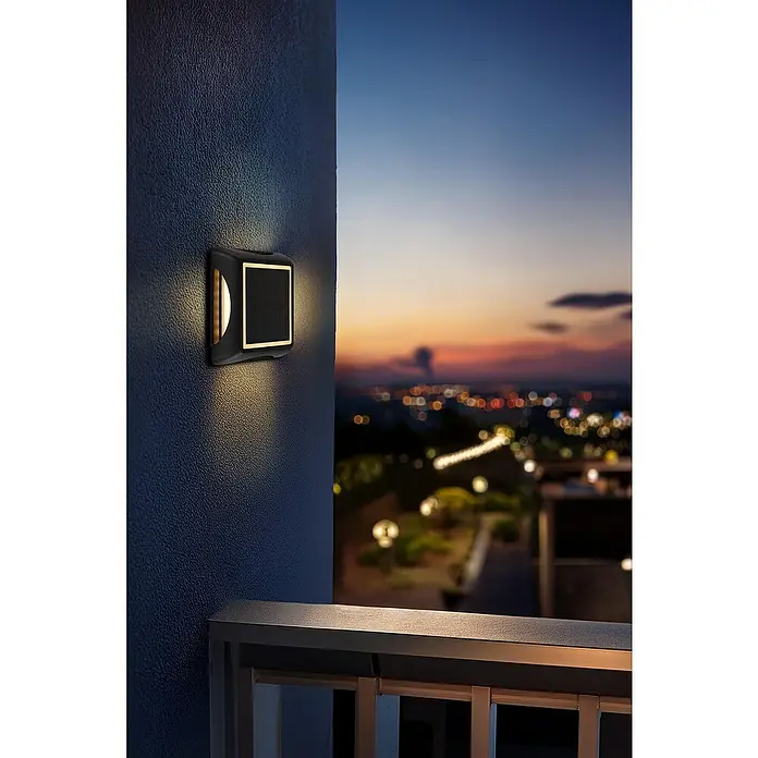 Globo Solar-Außenwandleuchte Wand und Boden - 1,2 W, L x B x H: 14 x 14 x 3,6 cm, IP65, 200 lm, Form: Quadratisch - Nahaufnahme einer quadratischen Wandleuchte mit warmem Licht auf einem Balkon bei Sonnenuntergang.