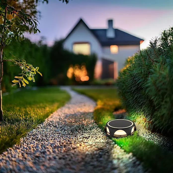 Globo Solar-Außenwandleuchte Wand und Boden - 1,2 W, IP65, 200 lm, Form: Rund - Beleuchteter Gartenweg mit einer modernen, runden Wegeleuchte, die ein warmes, einladendes Licht ausstrahlt und für Sicherheit sorgt.