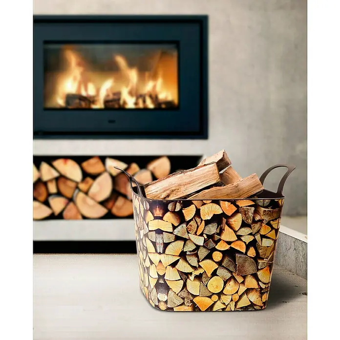 Lienbacher Cesta para leña - 40 x 52 x 38 cm, Plástico, Marrón - Un leñero con un diseño de pila de madera, lleno de leña, frente a una chimenea moderna. ¡Práctico y decorativo!