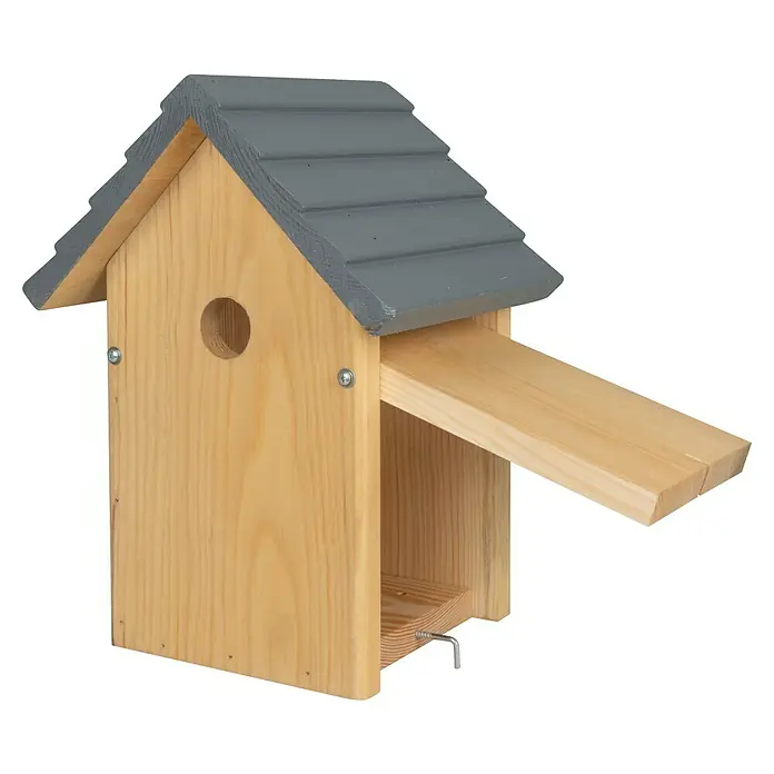 Windhager Nistkasten Cosy - Kiefer, Holz - Ein naturbelassenes Holz-Vogelhaus mit grauem Dach und einer Holzveranda, das Vögeln ein sicheres Zuhause bietet.