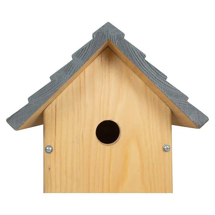 Windhager Nistkasten Cosy - Kiefer, Holz - Nahaufnahme eines hölzernen Vogelhauses mit grauem Dach und rundem Eingangsloch. Schrauben sind an den Seiten sichtbar.