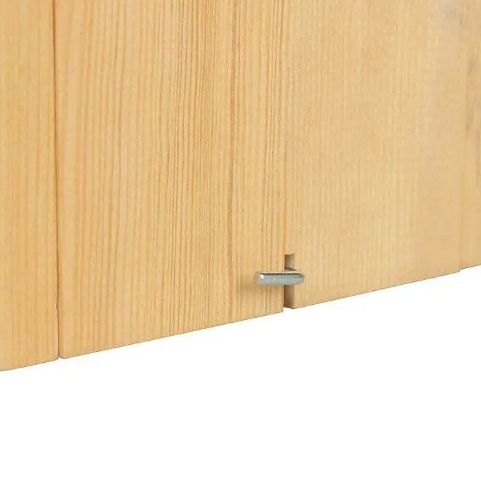 Windhager Nistkasten Cosy - Kiefer, Holz - Detailaufnahme einer Holzstruktur mit einem Metallstift, der zwei Elemente verbindet. Fokus auf die natürliche Maserung und die Verbindungstechnik.