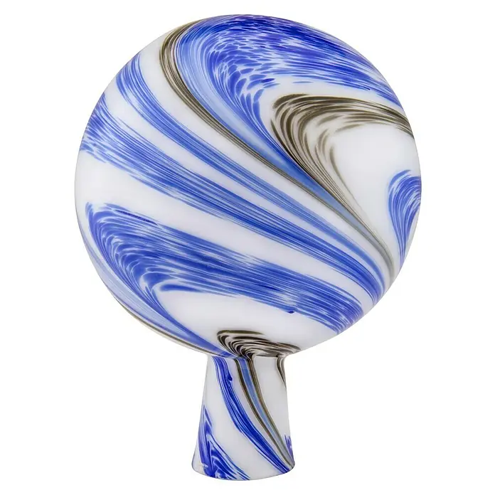 Windhager Glaskugel - Durchmesser: 15 cm, Blau - Nahaufnahme einer verzierten, gestreiften Glaskugel auf einem kleinen Ständer, vor einem neutralen Hintergrund.