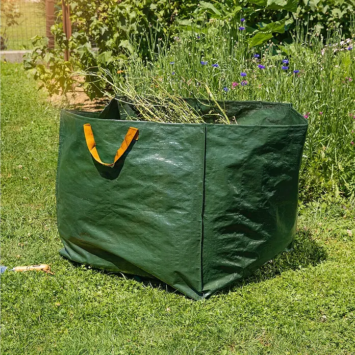 Windhager Gartenabfallsack Bigload - Fassungsvermögen: 400 l, Grün - Ein grüner Gartensack aus beschichtetem Gewebe mit gelben Tragegriffen, gefüllt mit Gartenabfällen, steht auf einer Rasenfläche.